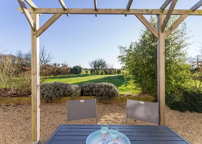 Paisible Proche De La Avec Jardin, Wifi, Et Equipements Bebe - Fr-1-306-1037 *