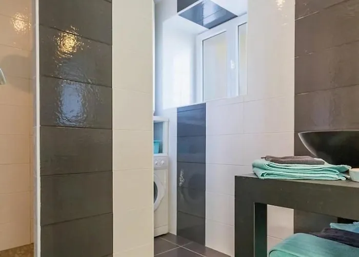 Paisible Proche De La Avec Jardin, Wifi, Et Equipements Bebe - Fr-1-306-1037